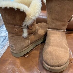 UGG Bailey Button II Chestnut SZ 8